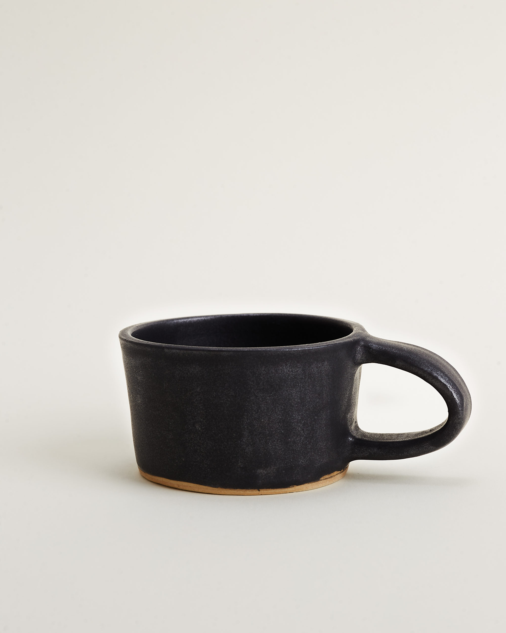 čierny handmade originálny hrnček na čaj , šálka na čaj
